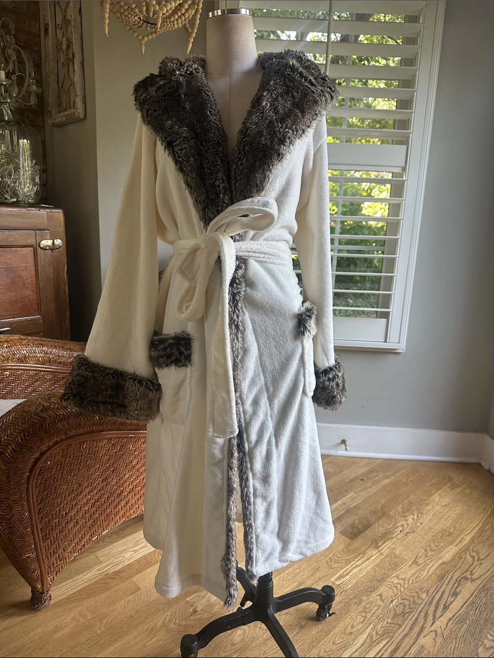 POTTERY BARN Ombre Faux Fur Trim Hooded Robe LARGE EXCELLENT 12 - 14